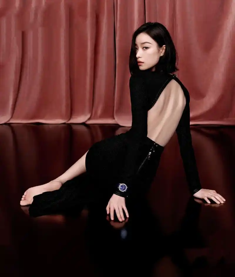 倪妮赤着脚,舒服地坐在地上,她