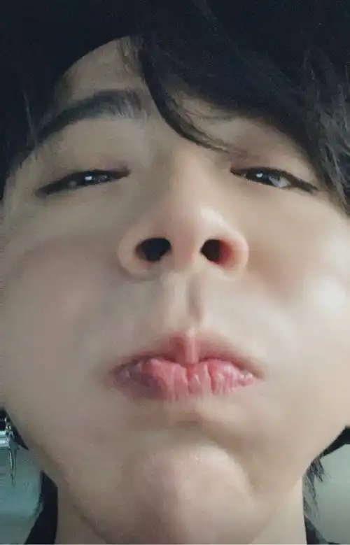 毫无偶像包袱刘宇宁迷惑仰头自拍评论底下却都是夸赞