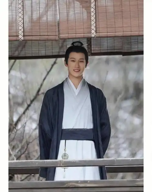 这不,今年上映的《封神榜》里,他摇身一变,成了赤膊上阵,肌肉爆棚的"