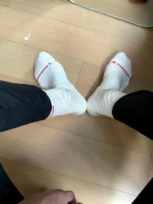 这个腿,谁敢说不爱!#袜子04 #体育生的腿 #篮球袜 - 抖音