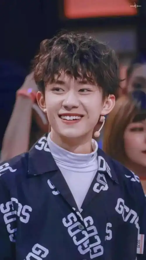 易烊千玺治愈系笑容图片千玺治愈系笑容