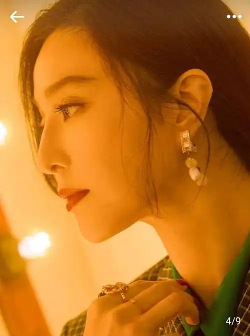 原创范冰冰晒活动美照涂大红唇脸白到发光分手后状态满分魅力不减