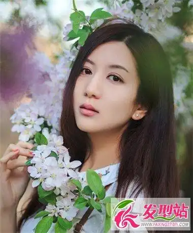 小脸女生们的最爱中分刘海发型打造百变气质