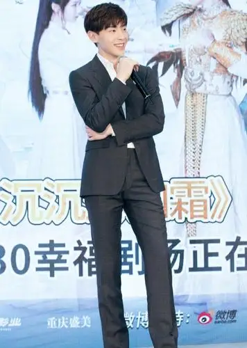 邓伦偶像包袱重?走机场频繁整理衣服,衬衫 西装裤帅得没天理!