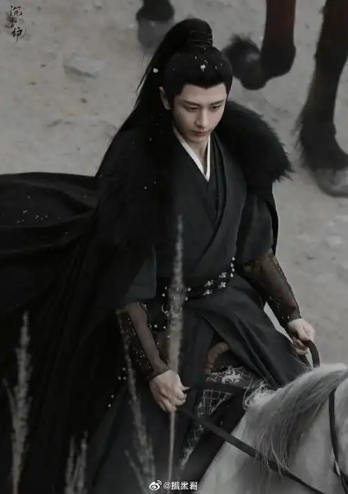 志黑色斗篷高马尾侧脸路透#哇喔,又是被成毅的古装造型惊艳到的一天啊