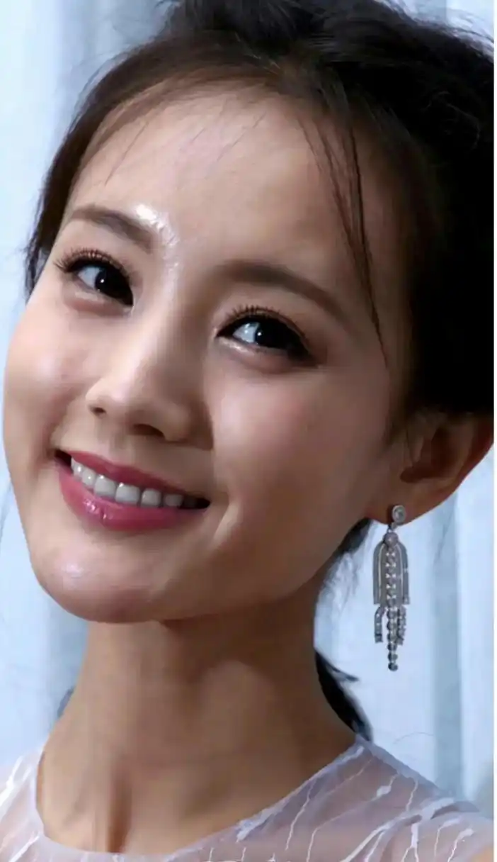 李一桐生图太好看了,32岁的状态像是20几岁,这骨相挺完美,基本挑不出