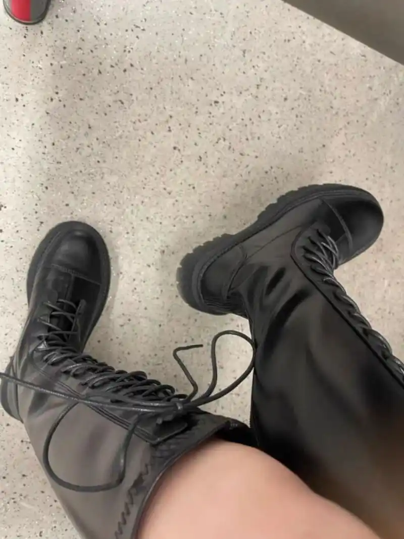 夏天也要坚持穿长靴 天气越来越热了,骑士靴逐渐捂脚了咋办,还靠它搭