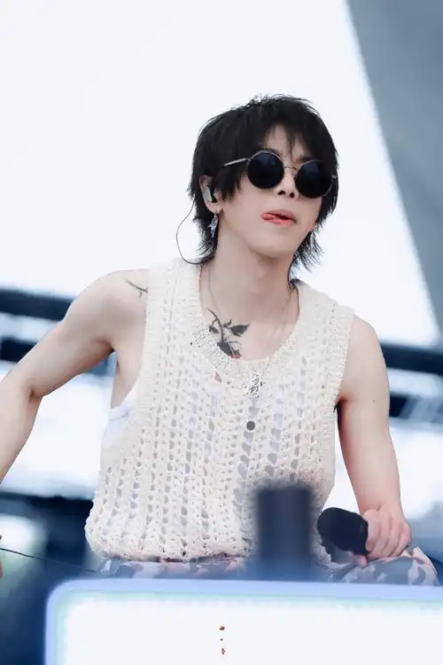 华晨宇超话    西施节吃小甜团子(但有肌肉版    #2023华晨宇火星演唱