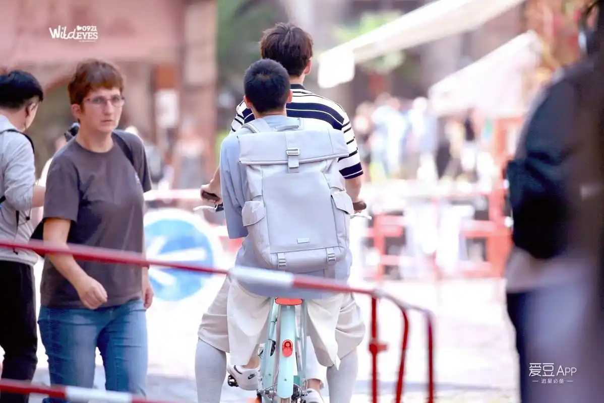 [王俊凯][新闻]180803 王俊凯可爱背影 白色裤子搭配大长腿