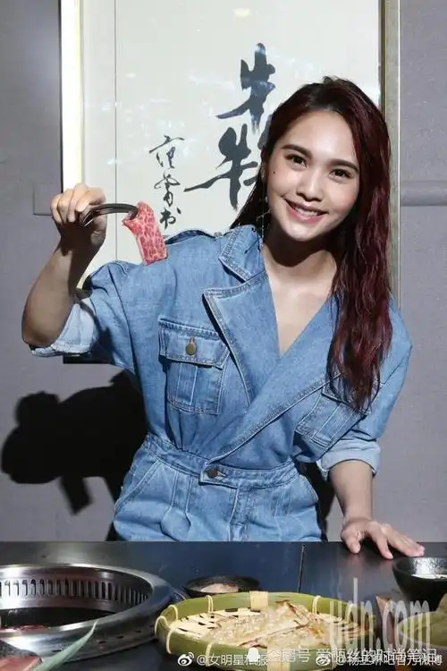 杨丞琳穿连体裤故意折起两道裤腿,身高158穿出2米大长腿_网易订阅