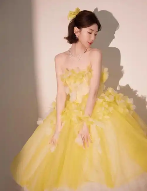 毛晓彤穿黄色花朵抹胸蓬蓬裙,明艳靓丽,美艳动人!_高清图集_新浪网