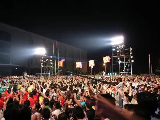 丑女明星山区演唱会 人欢呼引热泪盈眶