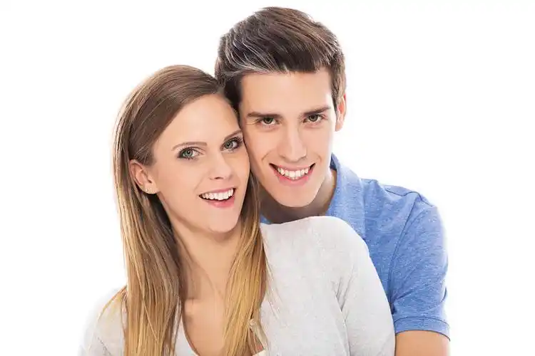 年轻_情侣_微笑_看_摄影_高清图片_全景视觉