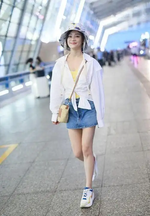 袁姗姗的衣品一言难尽开洞的位置好尴尬虽然抢镜但不算美