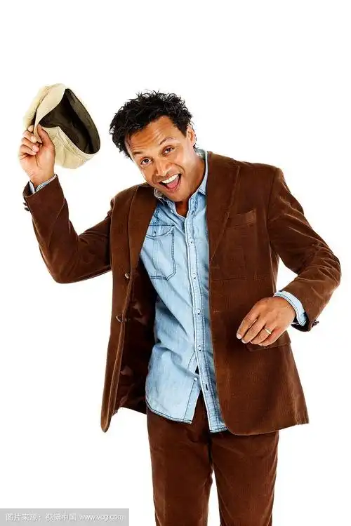 成熟的男性模特在白色背景下摆姿势