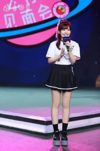 中奖条件: - 关注赖美云的微博.