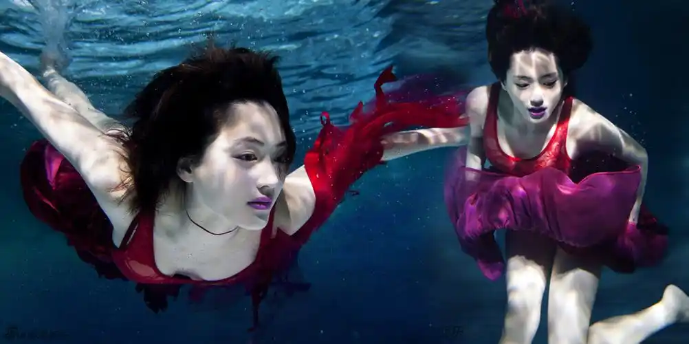 日本女星绫濑遥海底写真旧照曝光 红裙雪肌身材丰满似美人鱼