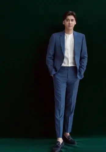 李易峰一袭蓝色西装,帅气十足,网友;你自己都不知道自己这么帅?