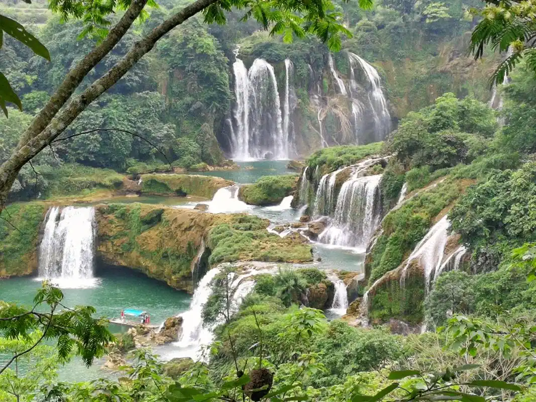 德天瀑布位于广西壮族自治区崇左市大新县硕龙镇德天村,中国与越 - 抖