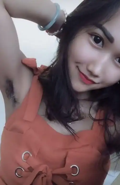 快手"腋毛"小姐姐走红,网友:那一腋你伤害了我