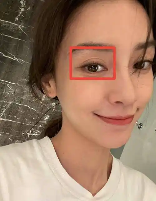 baby晒原相机自拍,素颜状态绝美,高清镜头下的双眼皮贴有些抢眼_海绵