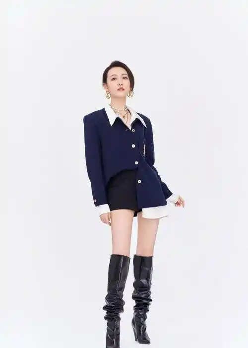 王鸥好酷浅蓝印花衬衫配黑色紧身短裤秀大长腿时尚帅气有格调