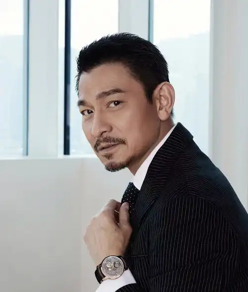 刘德华现身父亲设灵仪式乘坐保姆车抵达双手紧握