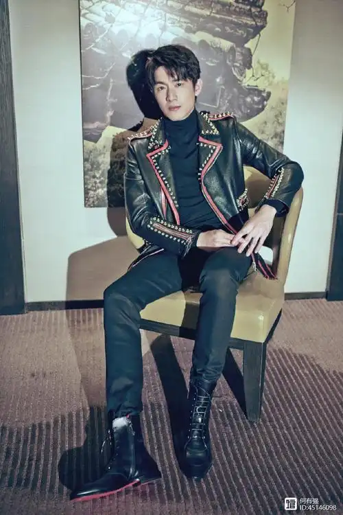 林更新黑色丝绒西装出席活动,优雅俊朗,不愧是十三亿少女的梦