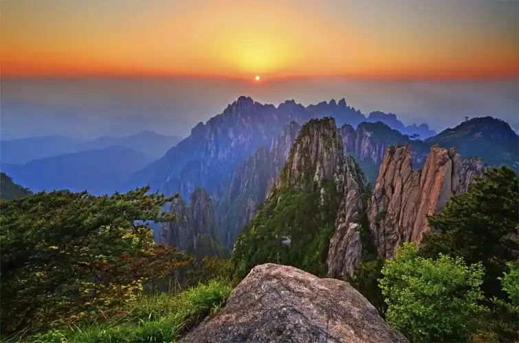 日出东方红似火