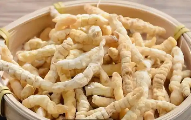 人们采摘其嫩叶,可以凉拌或烧汤味道清香甘美,秋天时候挖地蚕根茎食用