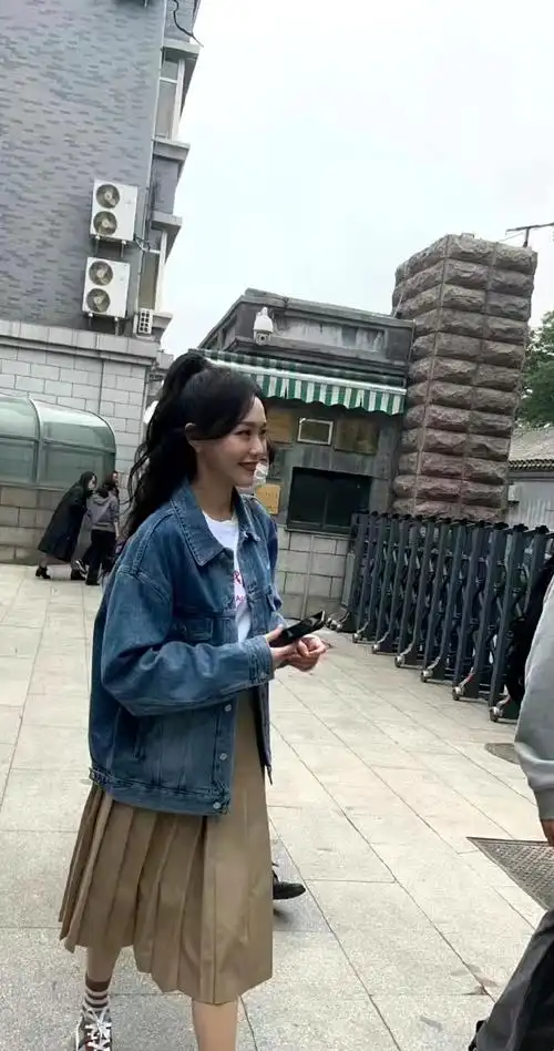 唐嫣参加中戏同学聚会##唐嫣中戏校友聚会合照