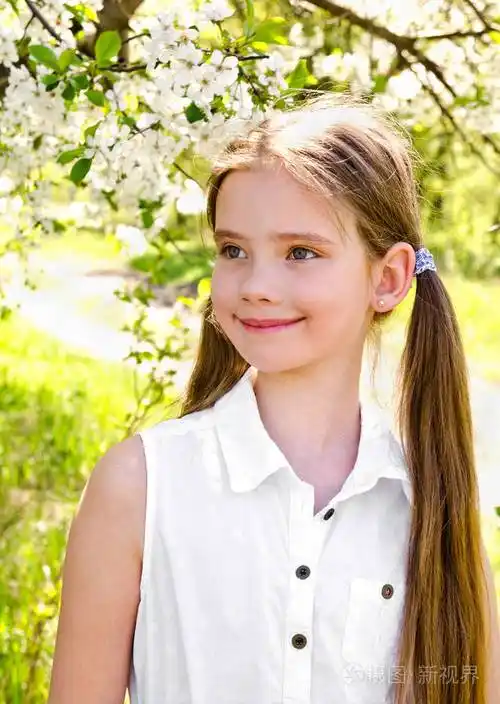 可爱微笑的小女孩在户外的肖像