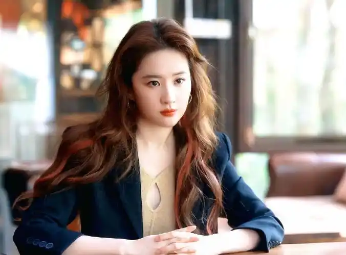 刘亦菲超话#刘亦菲穿搭#刘亦菲的穿搭是真的很美呀,每一次亮相都不会