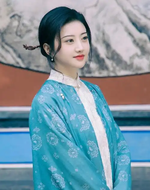 景甜  旗袍下的身姿,婀娜多姿,仿佛江南水乡中的一叶扁舟,轻轻摇曳.