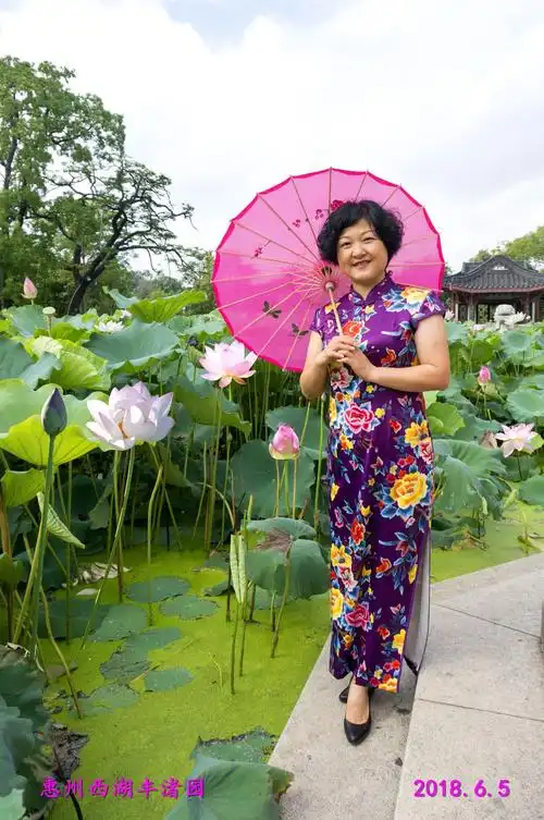 惠州美女荷花亭旗袍秀