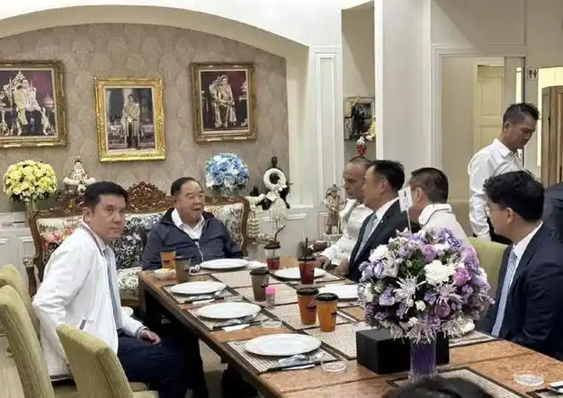 中国外长去泰国没见泰王专程去拜访摄政公主谁说女子不如男