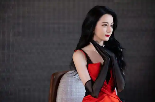 迪丽热巴黑钻吊带红裙