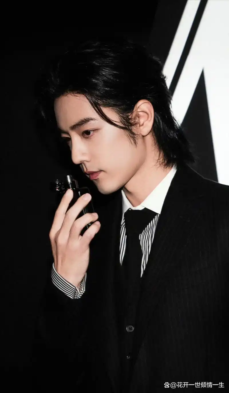 肖战郑晓龙张婧仪聚餐,肖战走路健步如飞颇有气势!