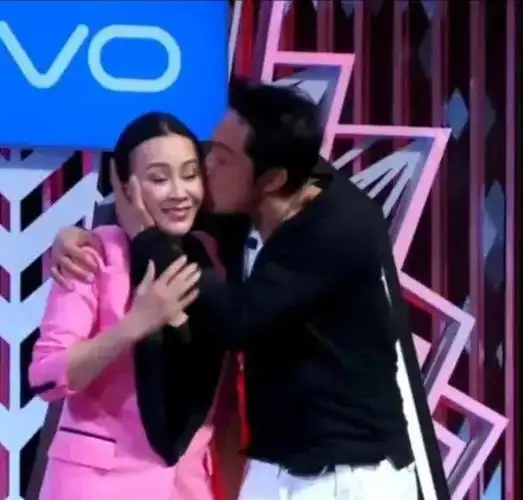 马景涛还真清醒怼完陈红后抱着她转圈圈宁静也没躲过