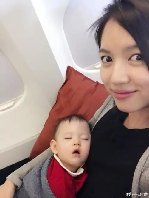 张梓琳晒照老公图糊女儿沉睡自信我比较美图