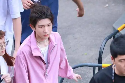王源《明日之子5》首次上班饭拍公开 扎揪揪的粉色小甜心漂亮的不像话