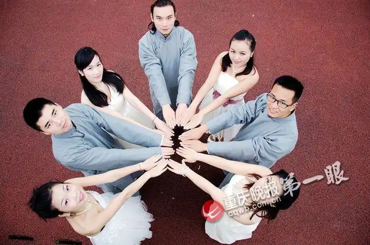 "既有班级合照,也有部分同学的搞怪,创意造型照.