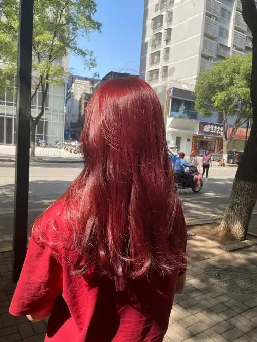 自然又清透的视觉感肉眼可见的显白程度夏天太适合染头发了,特别红色