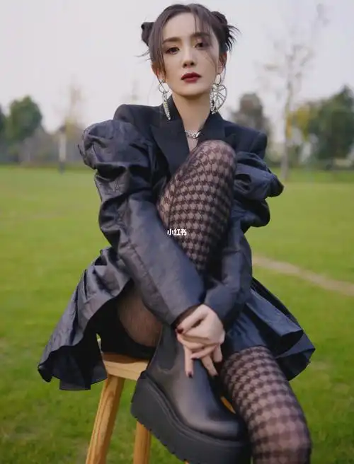 杨幂亮相 王牌对王牌造型 黑丝性感又帅气