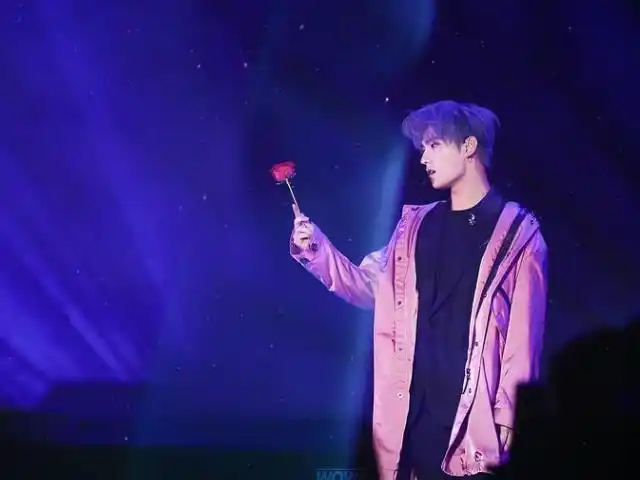 杨洋被扒17年生日会白衬衫出席,蓝发惊艳众人,妥妥的漫撕男啊!