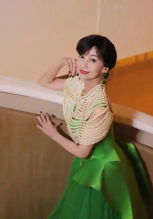 赵雅芝再度展现优雅魅力,一袭绿裙成时尚焦点_气质_大气_写真照