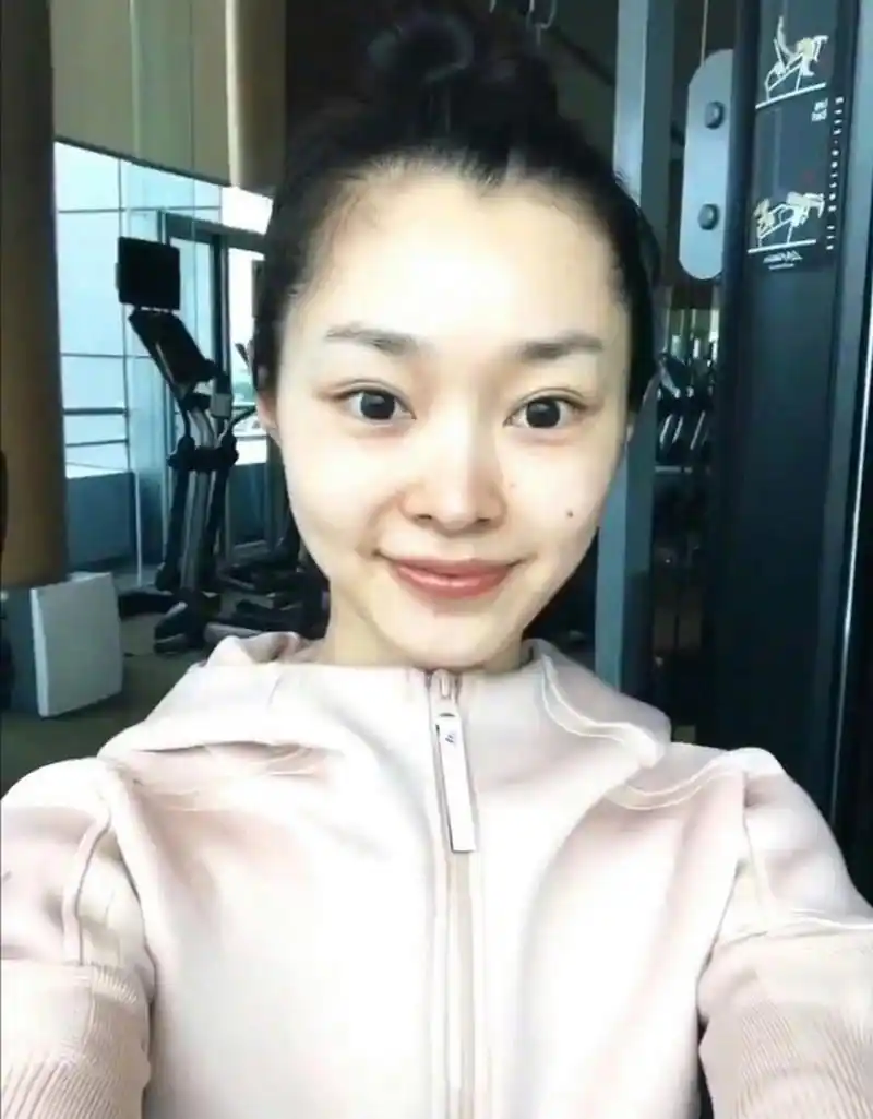 女明星宋轶素颜怼脸拍,皮肤白眼睛大,好清爽自然的气质啊!