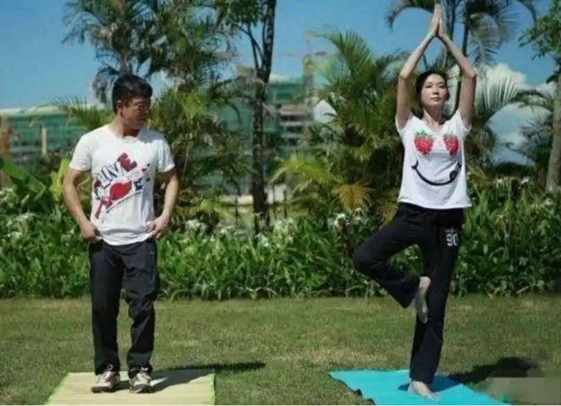 林志玲与黄渤做瑜伽,林志玲弯腰春光乍泄,网友:给摄影师加鸡腿.