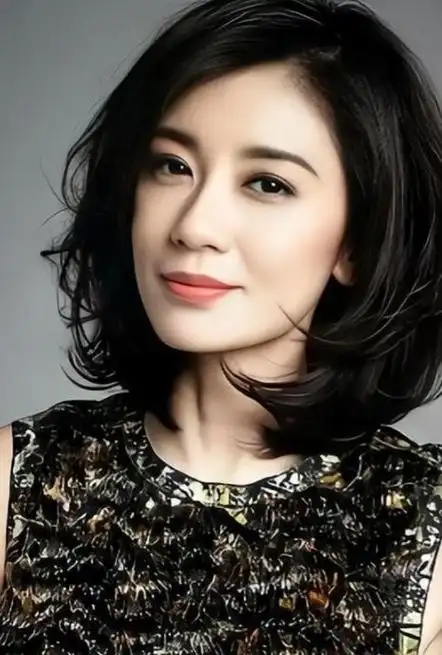 50岁女星深v装扮引爆网络热议:年龄与美的再思考