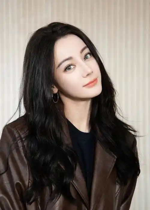 迪丽热巴晒自拍美照模糊画面遮挡不住盛世美颜俏皮灵动超可爱